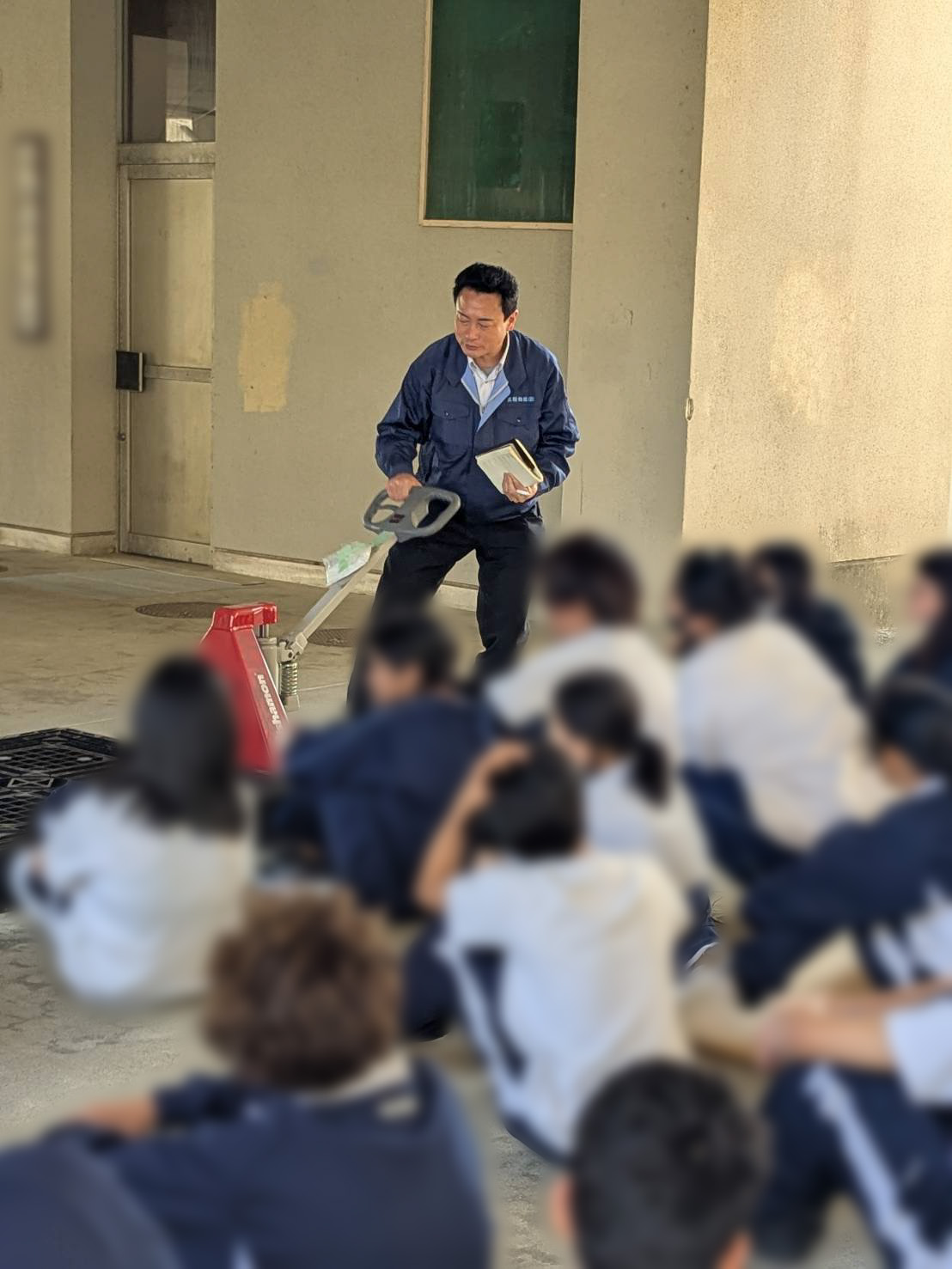 津市内中学校にて出前授業を開催しました | 三糧輸送株式会社